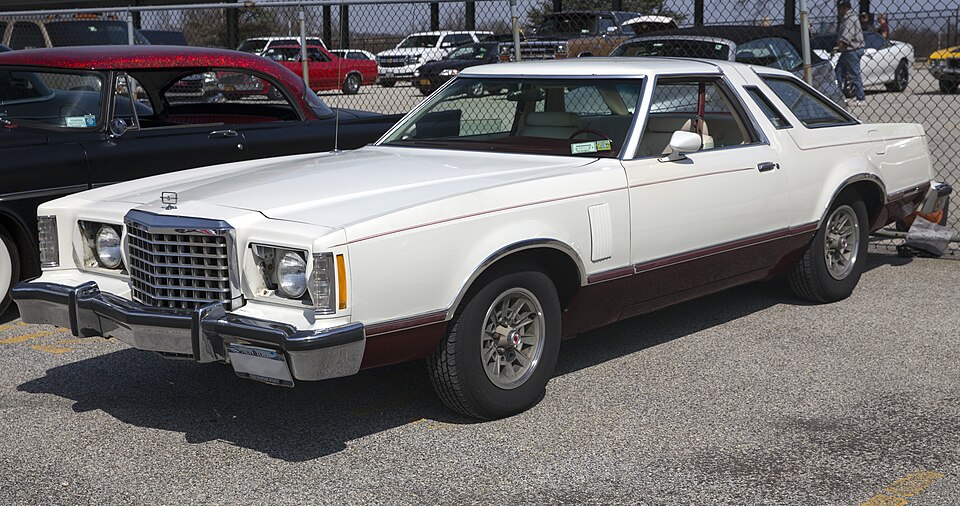 1977_Ford_Thunderbird_at_Belmont,_front_left.jpg